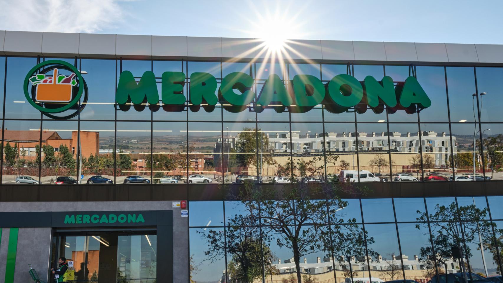 Fachada de Mercadona en un día soleado.