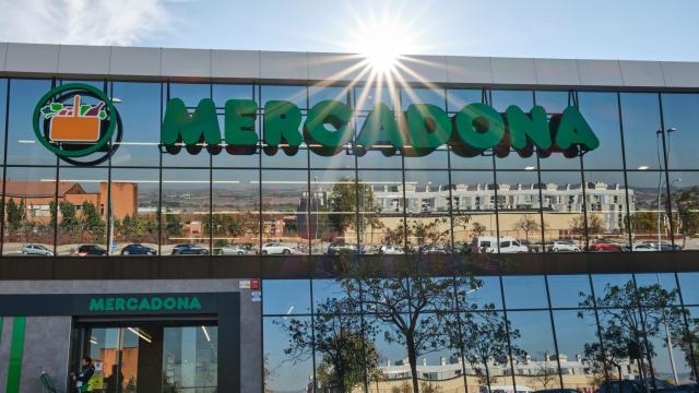 Fachada de Mercadona en un día soleado.