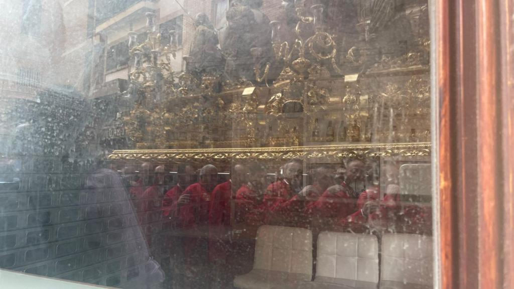 Los hombres de trono de la Cena, asombrados con el reflejo de su Cristo.