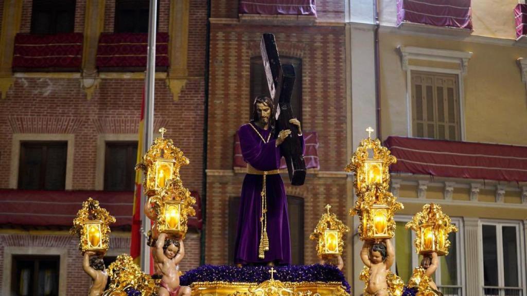 El Nazareno da la bendición.