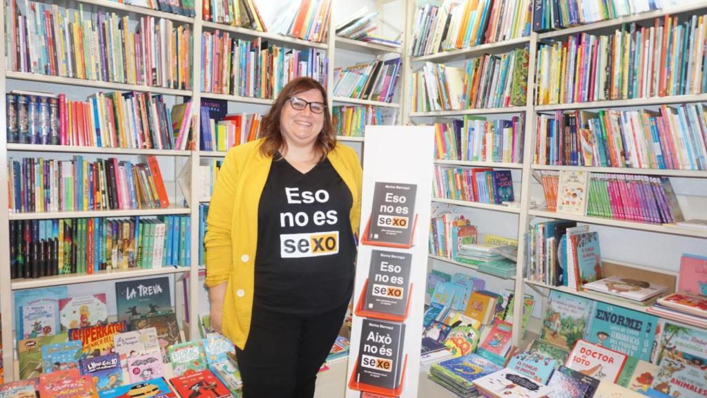 Marina Marroquí, junto con sus libros.