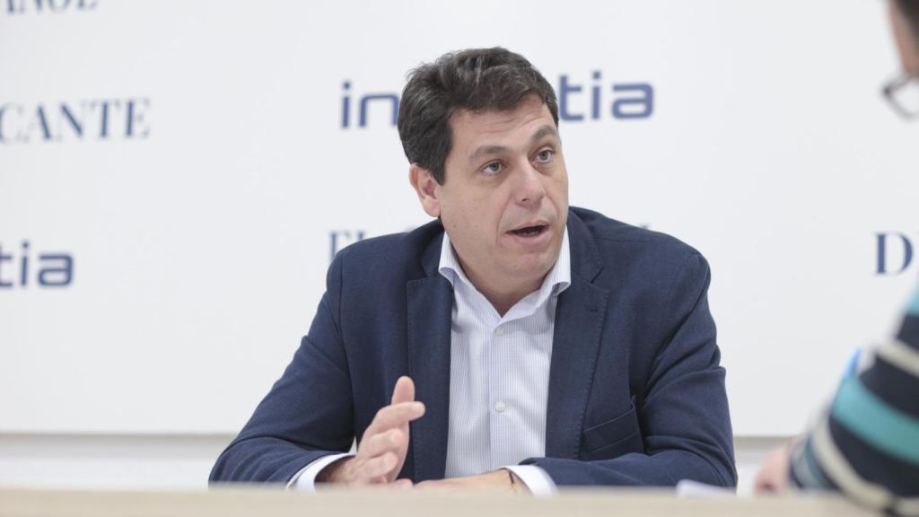 César Quintanilla durante la entrevista de EL ESPAÑOL De Alicante.