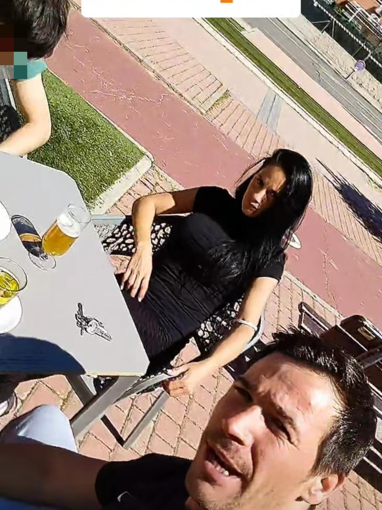 El actor y Verónica con su hijo, en una imagen de redes sociales.