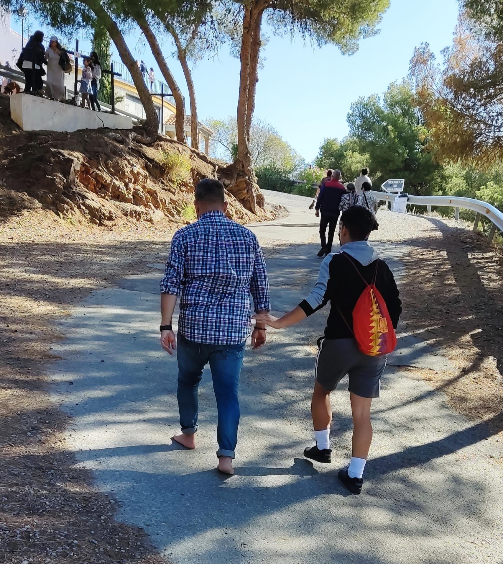 Alberto, junto a su hijo, en la parte final de la subida.