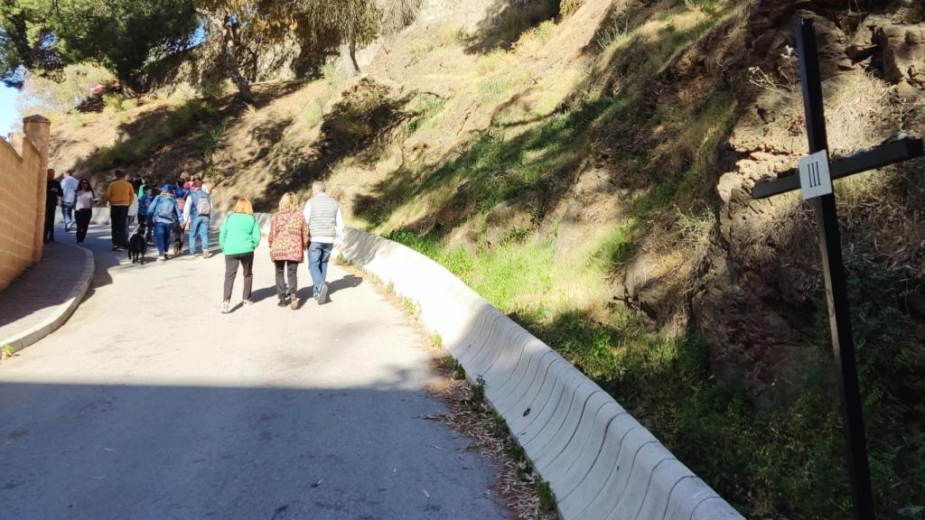 Un grupo de personas subiendo al Monte Calvario.