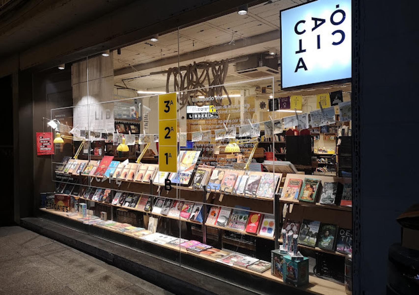Fachada de la librería Caótica en la que participa Rafa Castaño