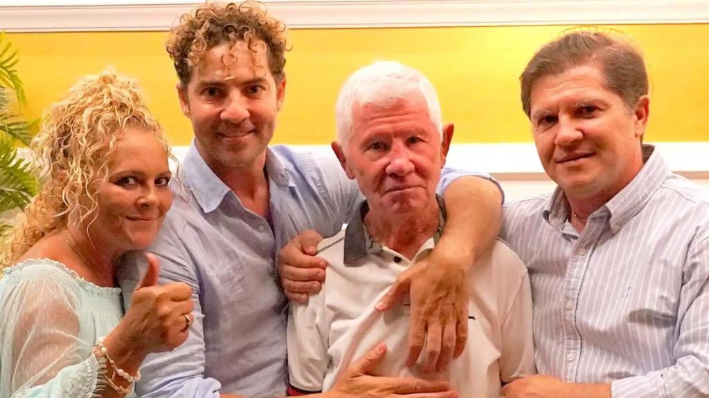 Bisbal, con su padre y sus dos hermanos.