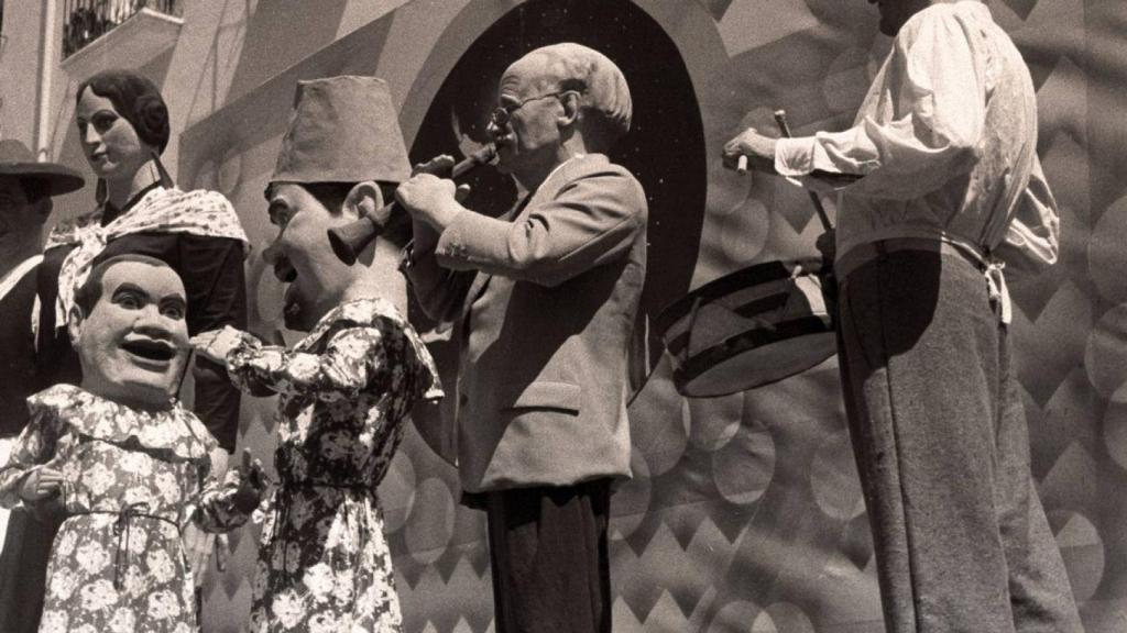 1940. El Dulzainero Talento, primer Ninot Indultat de la historia de les Fogueres.