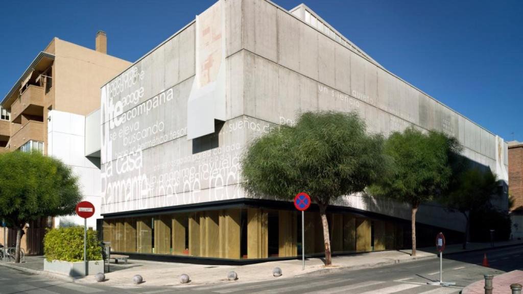 La biblioteca Miguel Delibes en Sant Vicent del Raspeig, de Leiva y Campos Rosique.