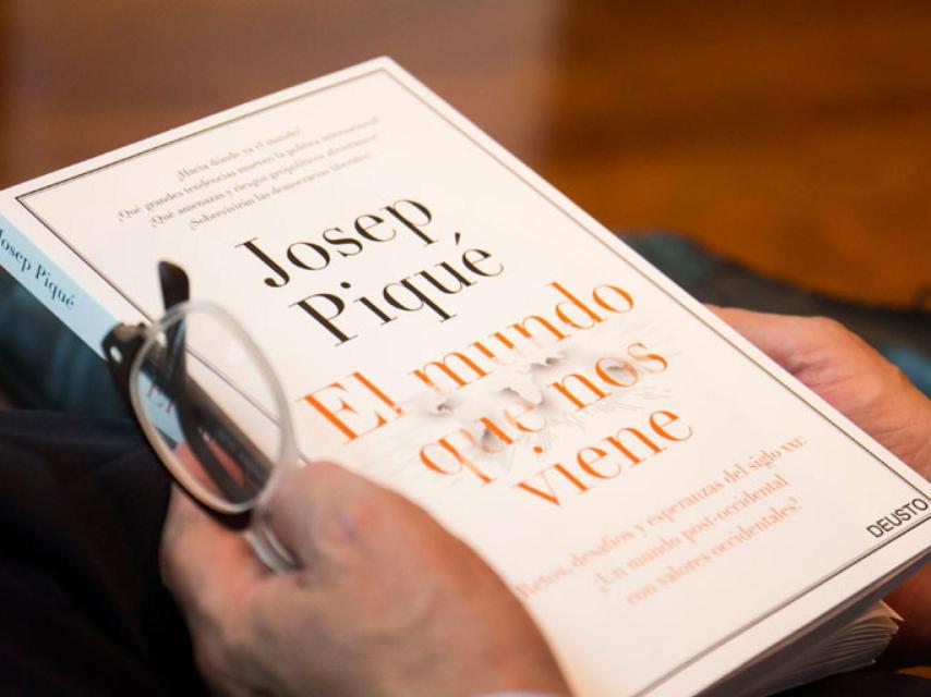 Ejemplar de 'El mundo que nos viene', sostenido por su autor.