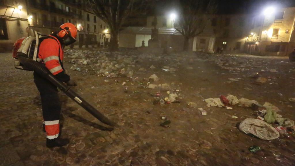 Los servicios de limpieza en la Plaza del Grano de León