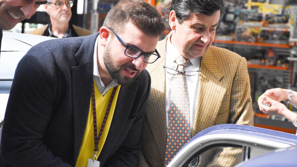 Pablo Pérez, gerente de Vallsur, contemplando uno de los vehículos expuestos