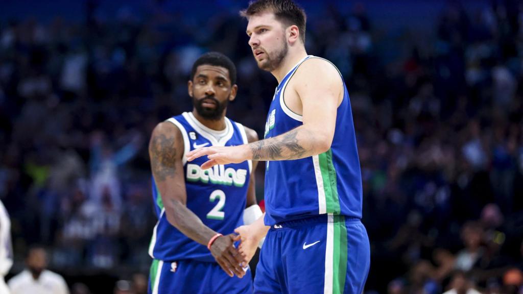 Luka Doncic y Kyrie Irving se felicitan tras una jugada de Dallas Mavericks