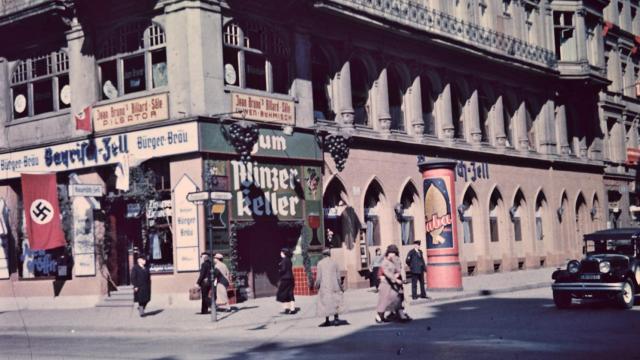 Gente caminando en Berlín el 1 de mayo de 1937. Foto: Thomas Neumann/Archivo Nacional de Noruega