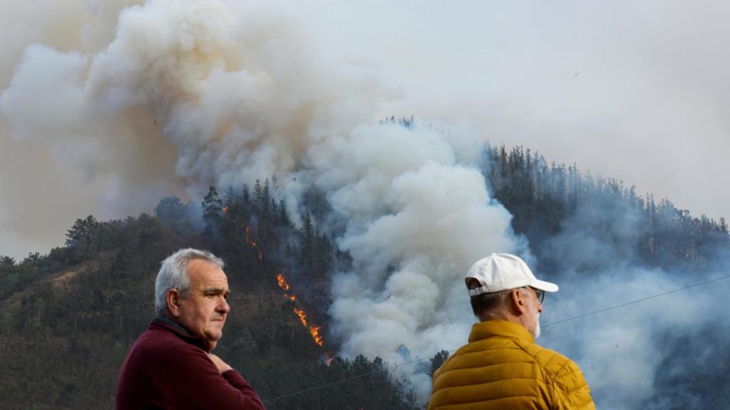 Los vecinos de Setienes, en Asturias, observan un incendio, a 31 de marzo de 2023