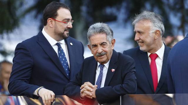 Los presidentes de Asturias, Adrián Barbón; Cantabria, Miguel Ángel Revilla y Canarias, Ángel Víctor Torres, en el desfile nacional del 2022.