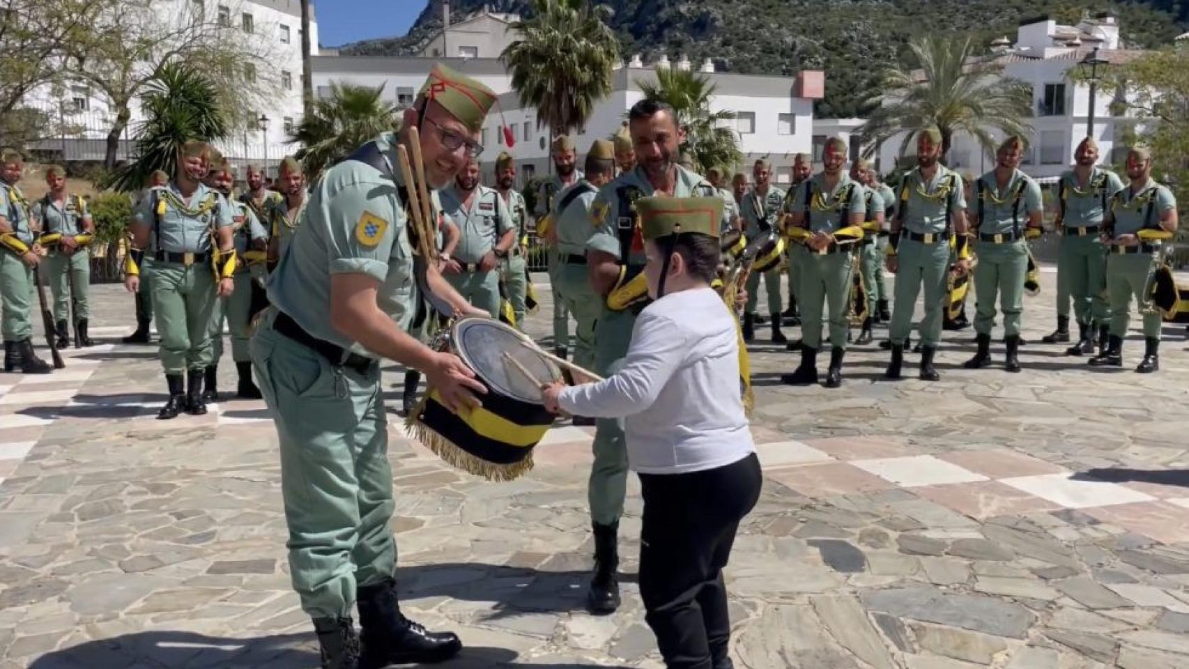 Julián, de 6 años, toca el tambor junto a un legionario