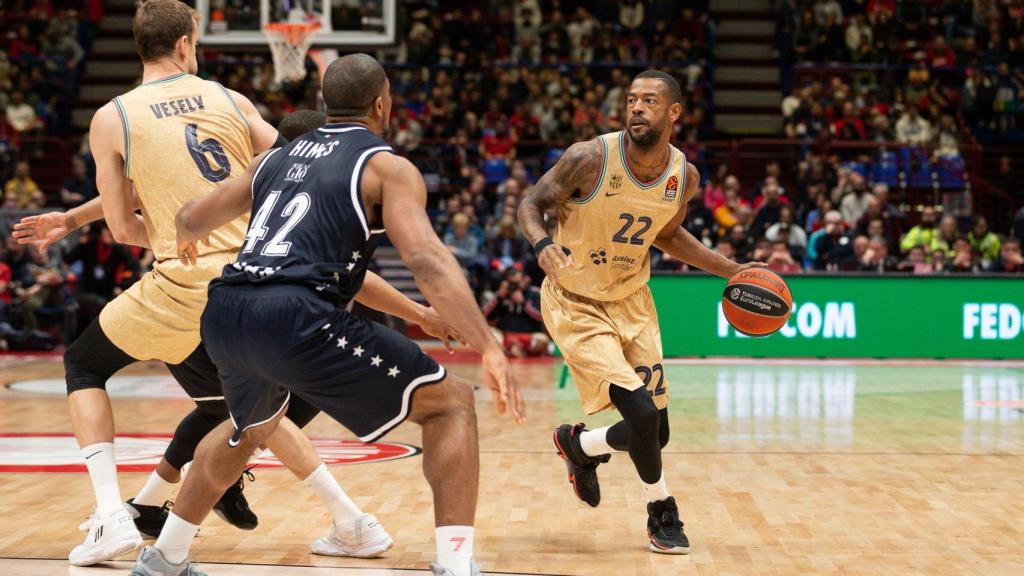 Higgins buscando a Vesely.
