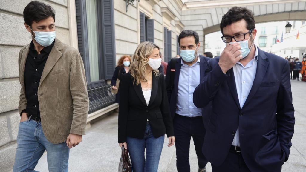 Yolanda Díaz junto a algunos de sus colaboradores, en el Congreso.