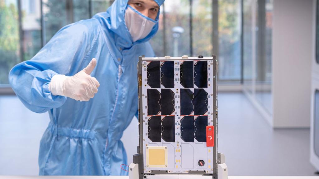 Científico con el satélite
