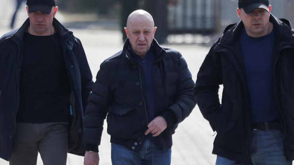 Líder del Grupo Wagner, Yevgeny Prigozhin, acude escoltado a un funeral.