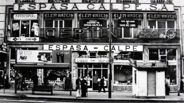 La Casa del Libro, casi igual que ahora, pero se llamaba Espasa Calpe.