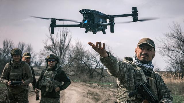 Instante en el que un sofisticado Matrice 30T aterriza en la mano de uno de los efectivos de la unidad de drones de la 17 Brigada separada de tanques del Ejército ucraniano.