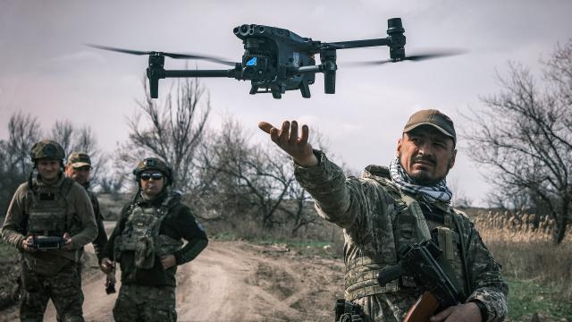 Un miembro de la unidad de drones del ejército de Ucrania.
