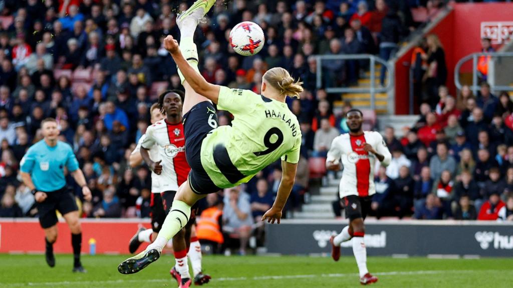 Haaland realiza una chilena con el Manchester City.