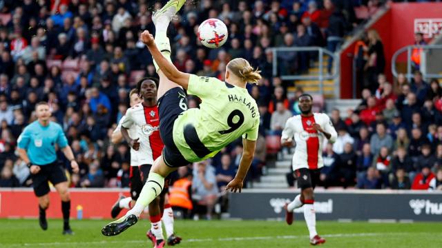 Haaland realiza una chilena con el Manchester City.