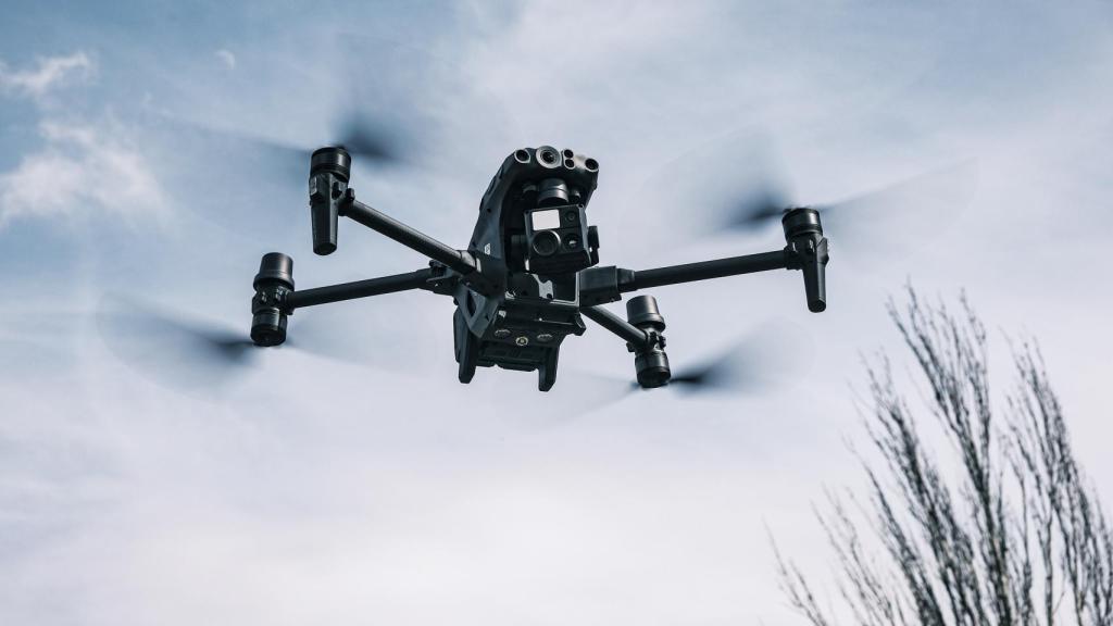 Dron modelo DJI Matrice 30T durante un vuelo en la retaguardia de Bakhmut.