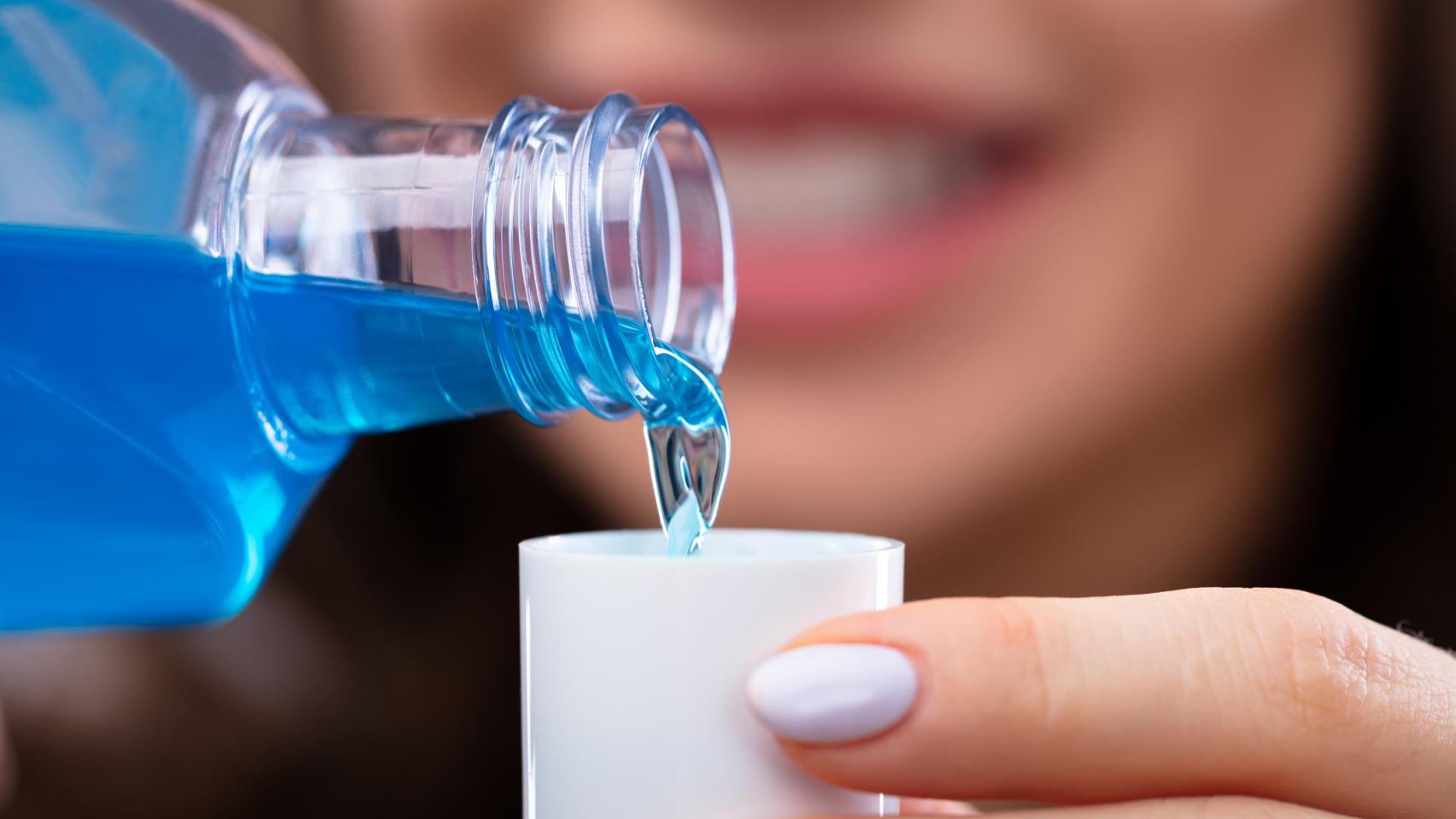 Una joven utiliza un colutorio para mantener su salud bucal en perfecto estado.