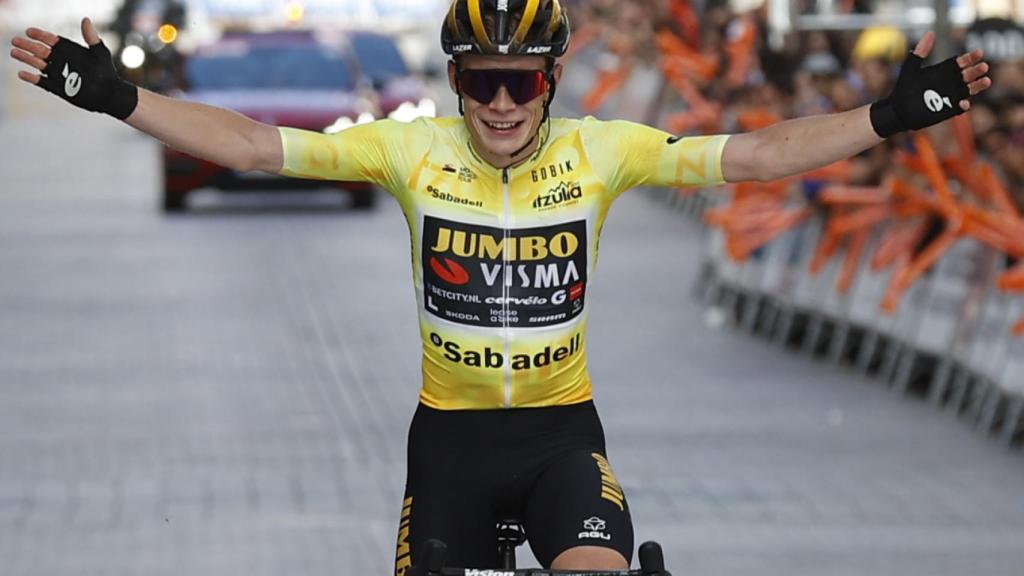 Jonas Vingegaard celebra su triunfo en la Itzulia.