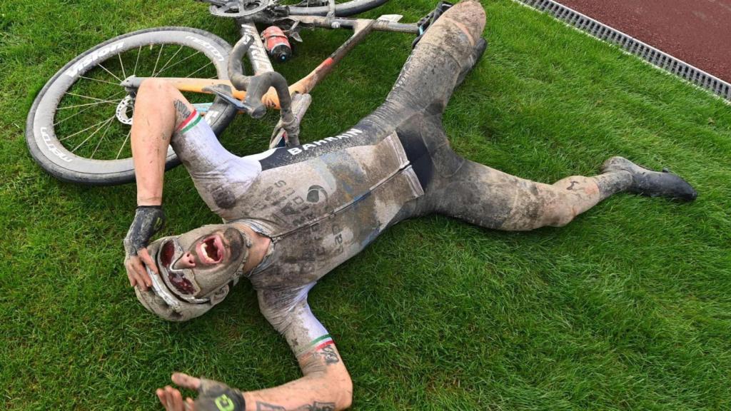 Sonny Colbrelli celebra su victoria en la París-Roubaix de 2021.