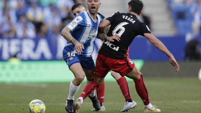 Darder y Mikel Vesga, en pelea por el balón.