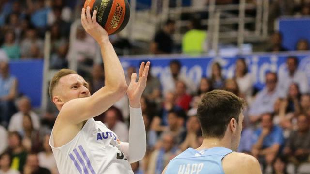 Musa realiza una acción frente al Breogán.