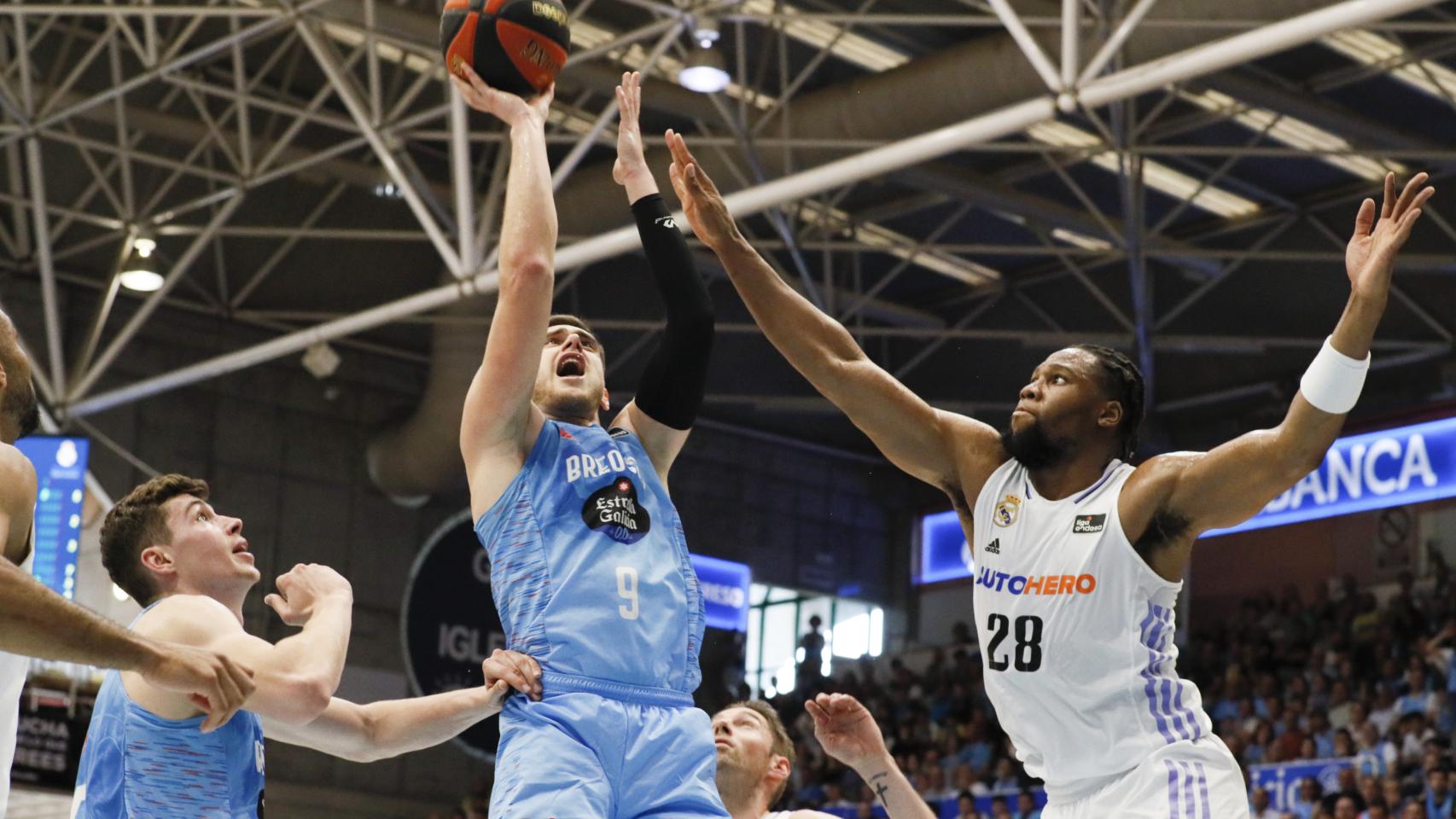 Yabusele defiende una entrada a canasta de Momirov, del Breogán.