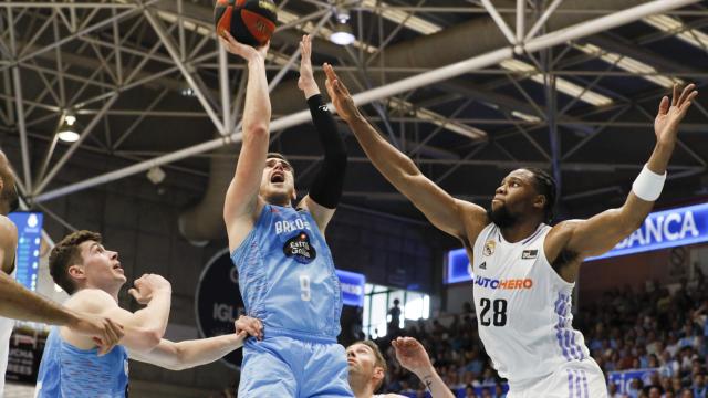 Yabusele defiende una entrada a canasta de Momirov, del Breogán.