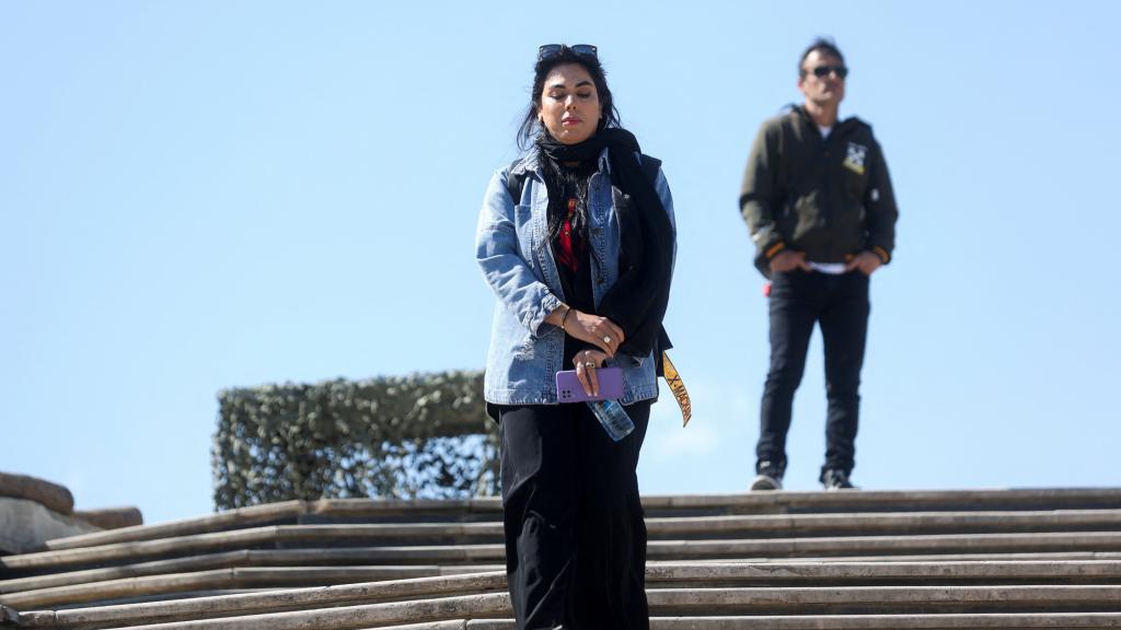 Una mujer iraní sin velo pasea por un parque de Teherán (Irán).