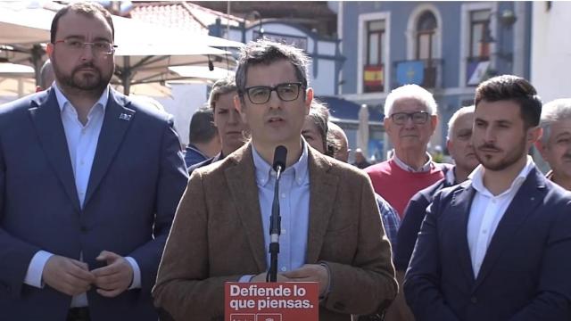 El ministro de la Presidencia, Félix Bolaños, en un acto en Cudillero junto al presidente de Asturias, Adrián Barbón.