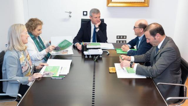 Reunión del presidente de la Xunta, Alfonso Rueda, con representantes de la AECC.