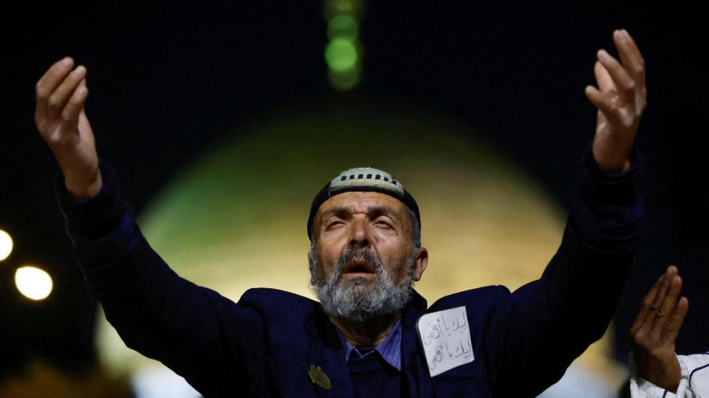 Musulmán en la mezquita de Al Aqsa durante el Ramadán.
