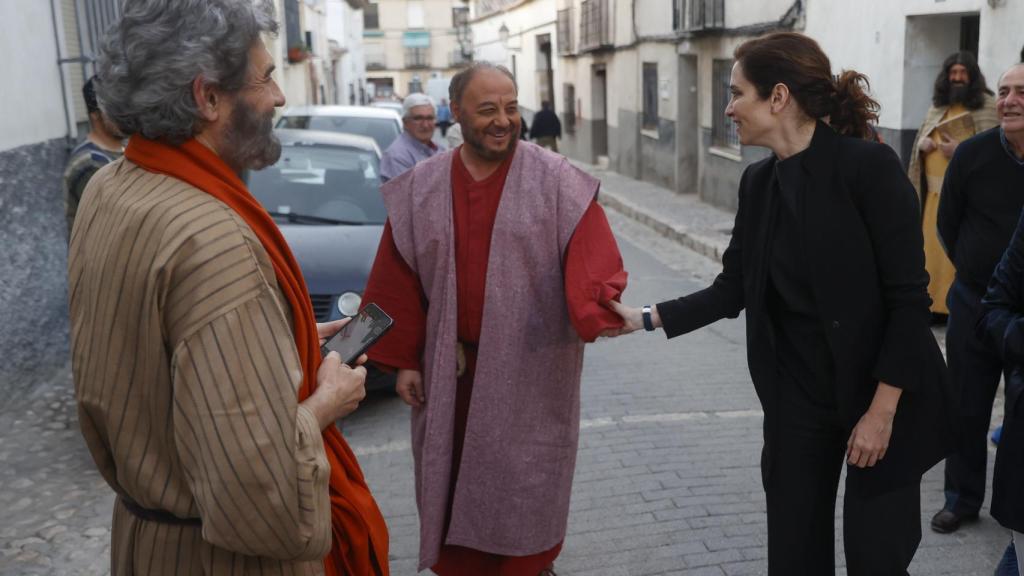 Isabel Díaz Ayuso saluda a algunos habitantes de Chinchón a su llegada.