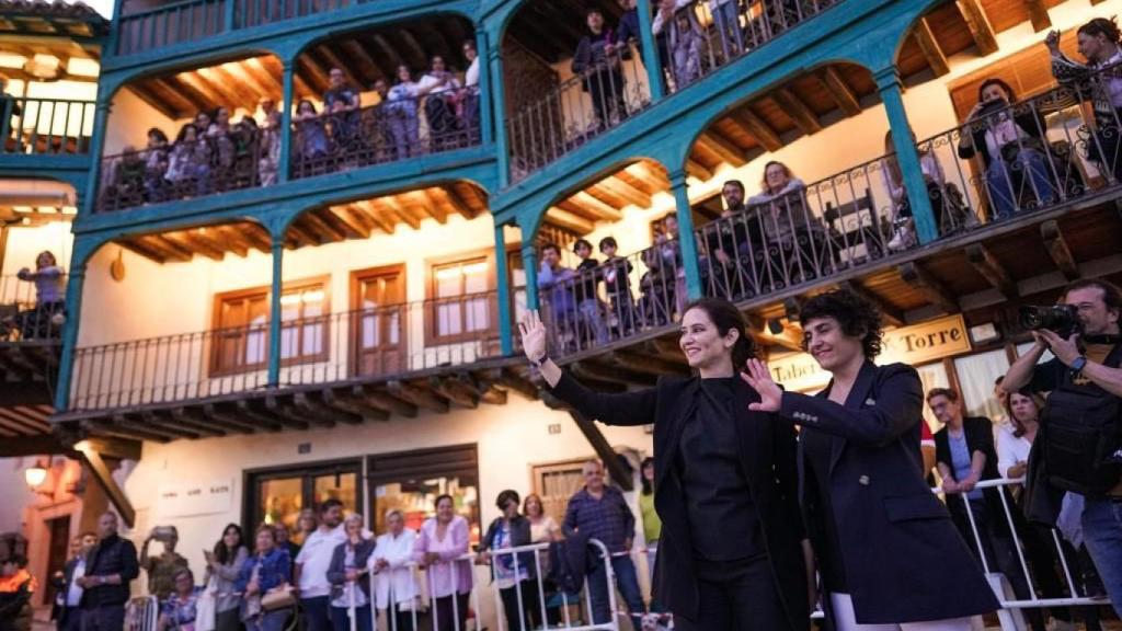 La presidenta de la Comunidad posa en la Plaza Mayor de Chinchón.