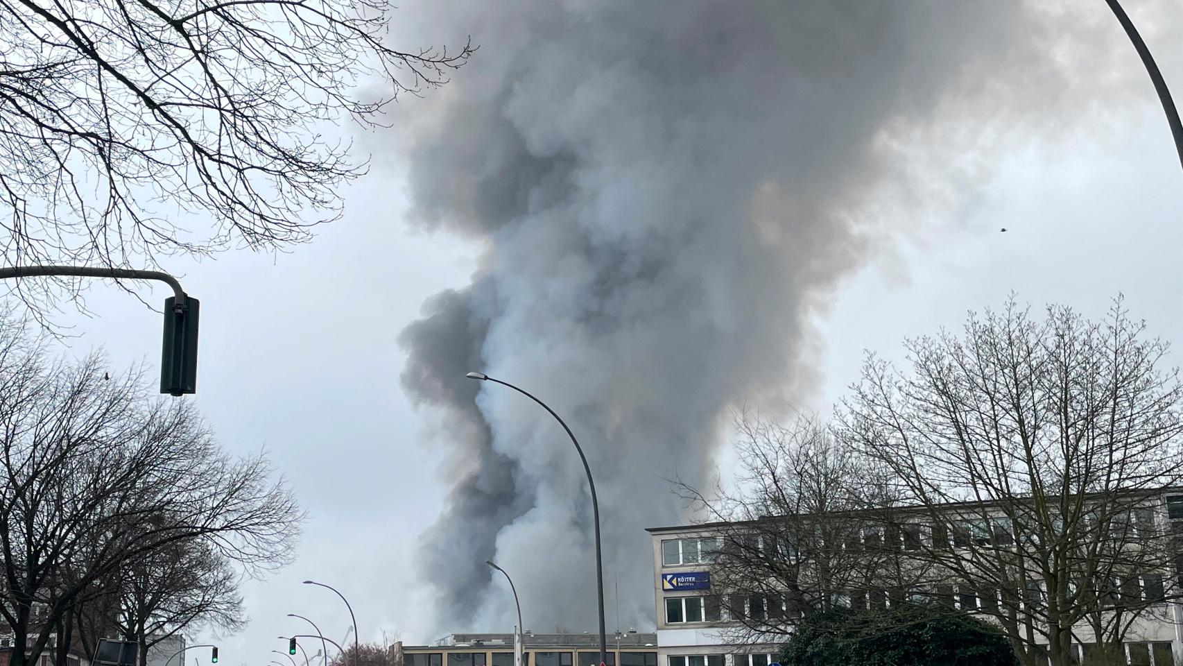 El incendio está expulsando ácido sulfhídrico.