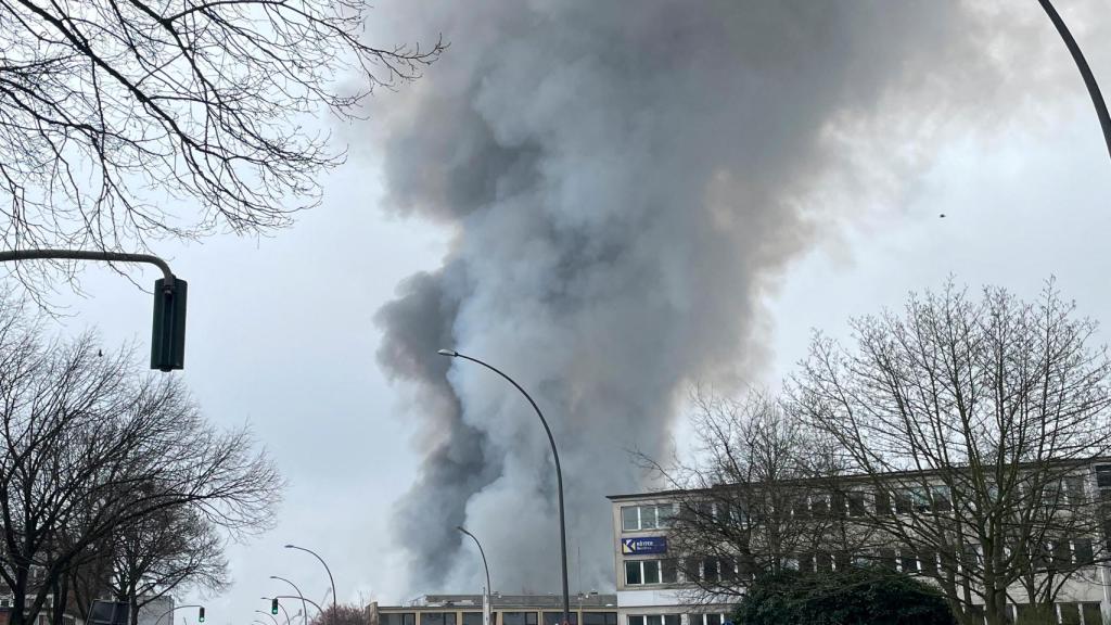 El incendio está expulsando ácido sulfhídrico.