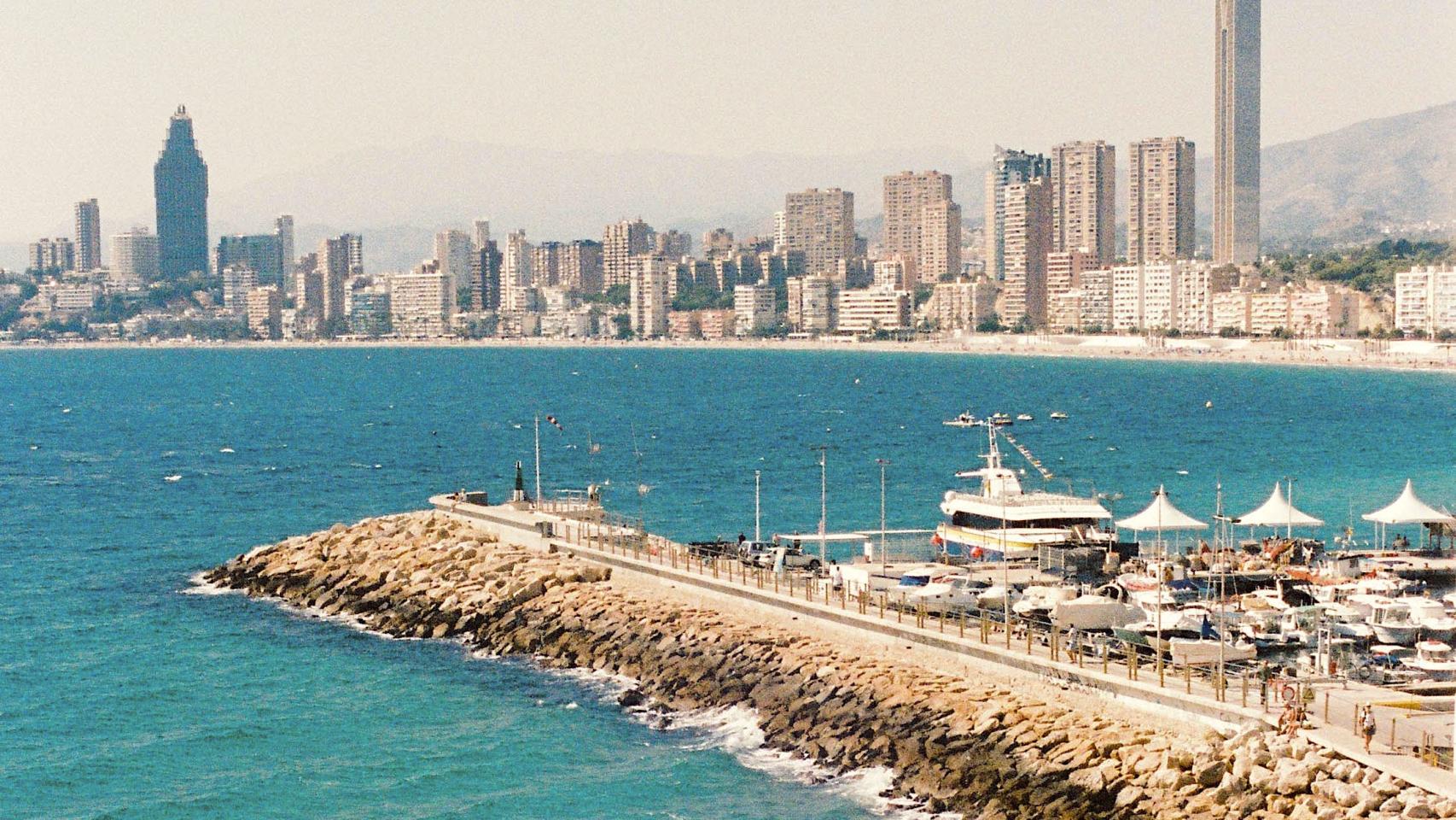 La caída de la mujer desde un sexto piso se produjo en la zona de la playa de Levante de Benidorm.