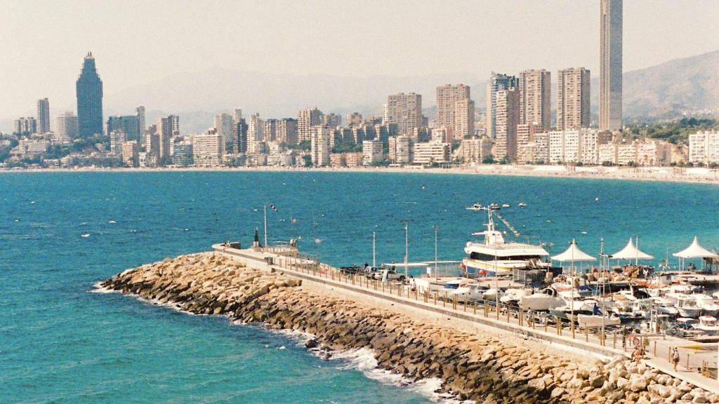 La caída de la mujer desde un sexto piso se produjo en la zona de la playa de Levante de Benidorm.