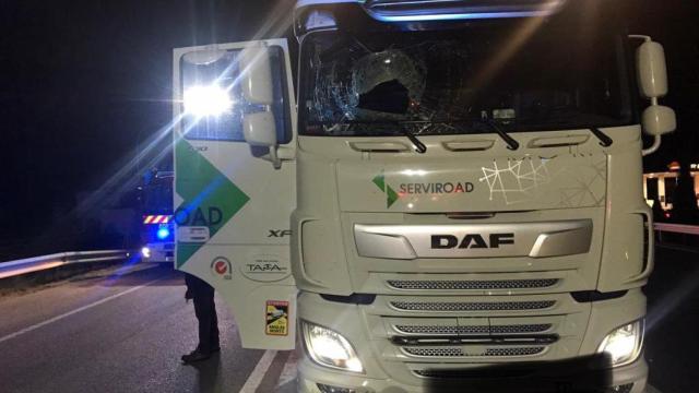 Camión afectado tras el impacto de la piedra