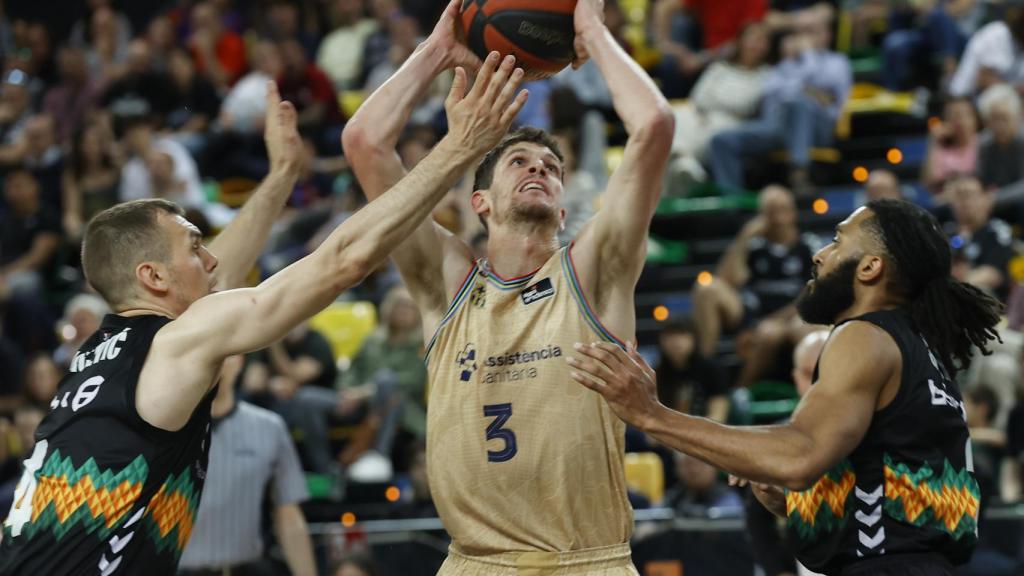 Oriol Paulí intenta una canasta frente a la defensa del Bilbao.